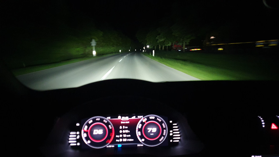 Обратите внимание на синий значок автоматического дальнего света на приборке — Skoda Superb Mk3. Запчасти на фото: 400280