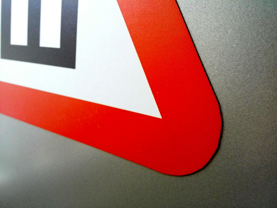 Толщина знака всего 0,5 мм — Nissan Primera (P12)