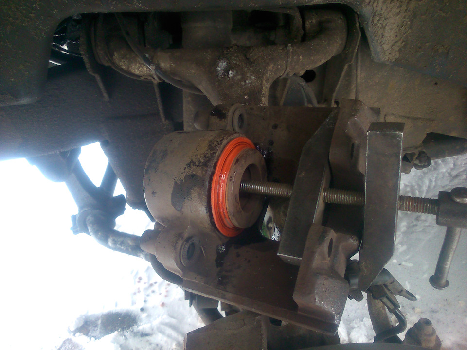 Процесс вдавливания поршней. Знаю, что бы было легче надо приотпускать прокачные штуцера — но тут и так все прошло легко. — Mercedes-Benz M-Class (W163)