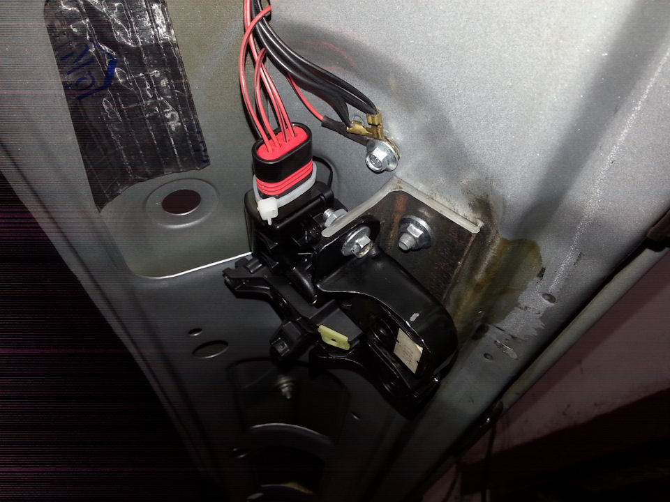 Вот так она стоит, для надежности стянул жгутом для проводов — Lada 2114