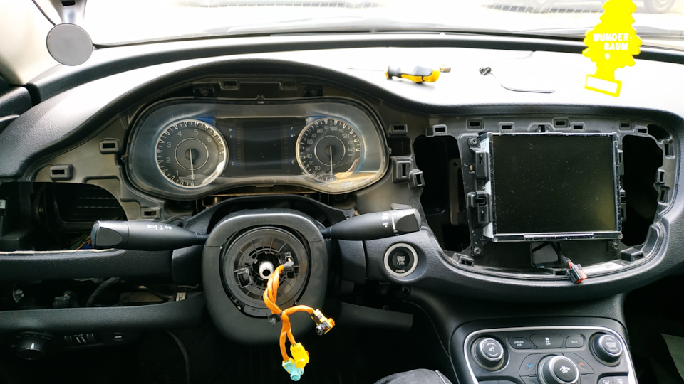 Теперь снимаем большую накладку от магнитофона до левого воздуховод, всё просто отщелкиваем по кругу и вынимаем вместе с воздуховодом… — Chrysler 200 (2G)