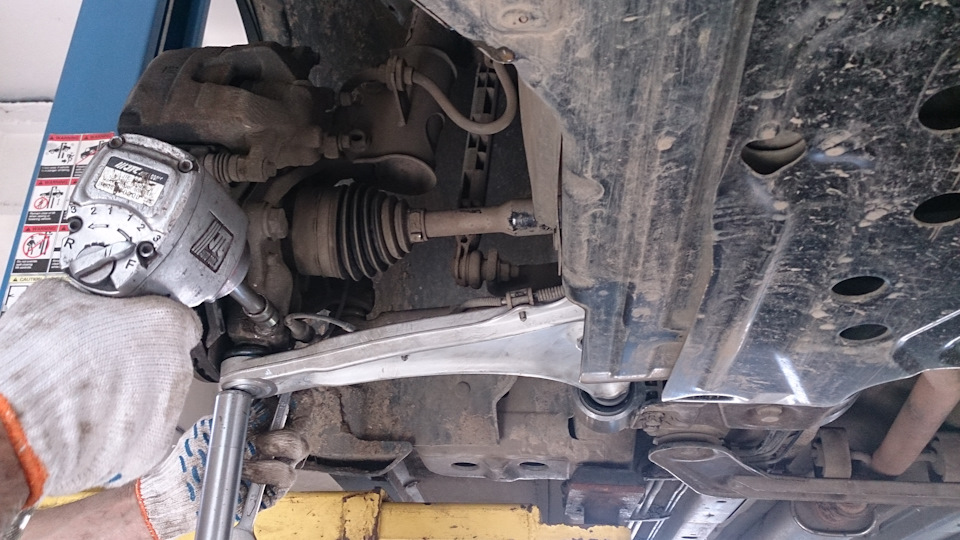 последний болт закручен. Теперь на сход-развал (хотя развал на Орландо не регулируется, только схождение) — Chevrolet Orlando  (1G)