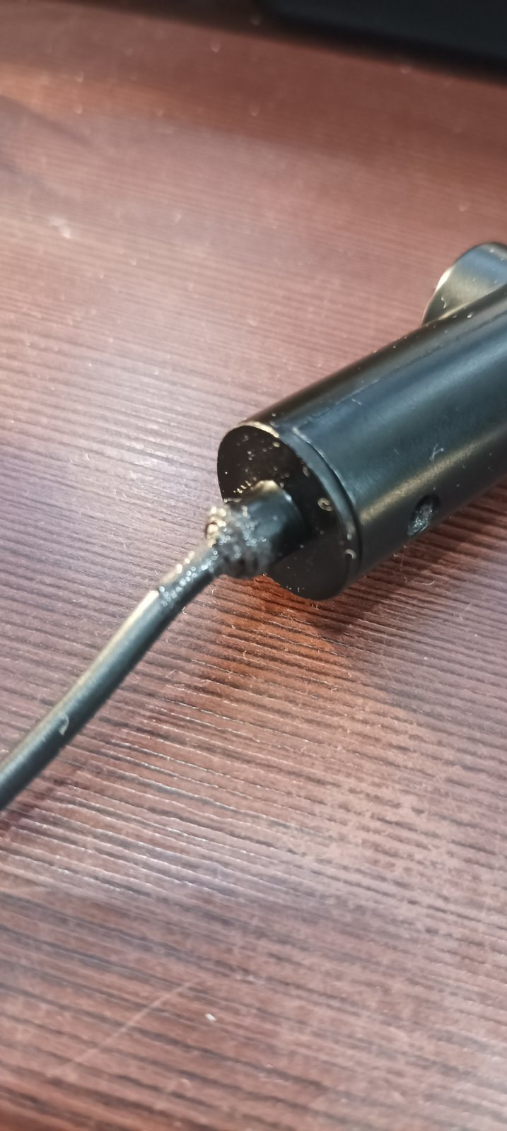 Выход кабеля тоже забил герметиком — KIA Sorento (1G)