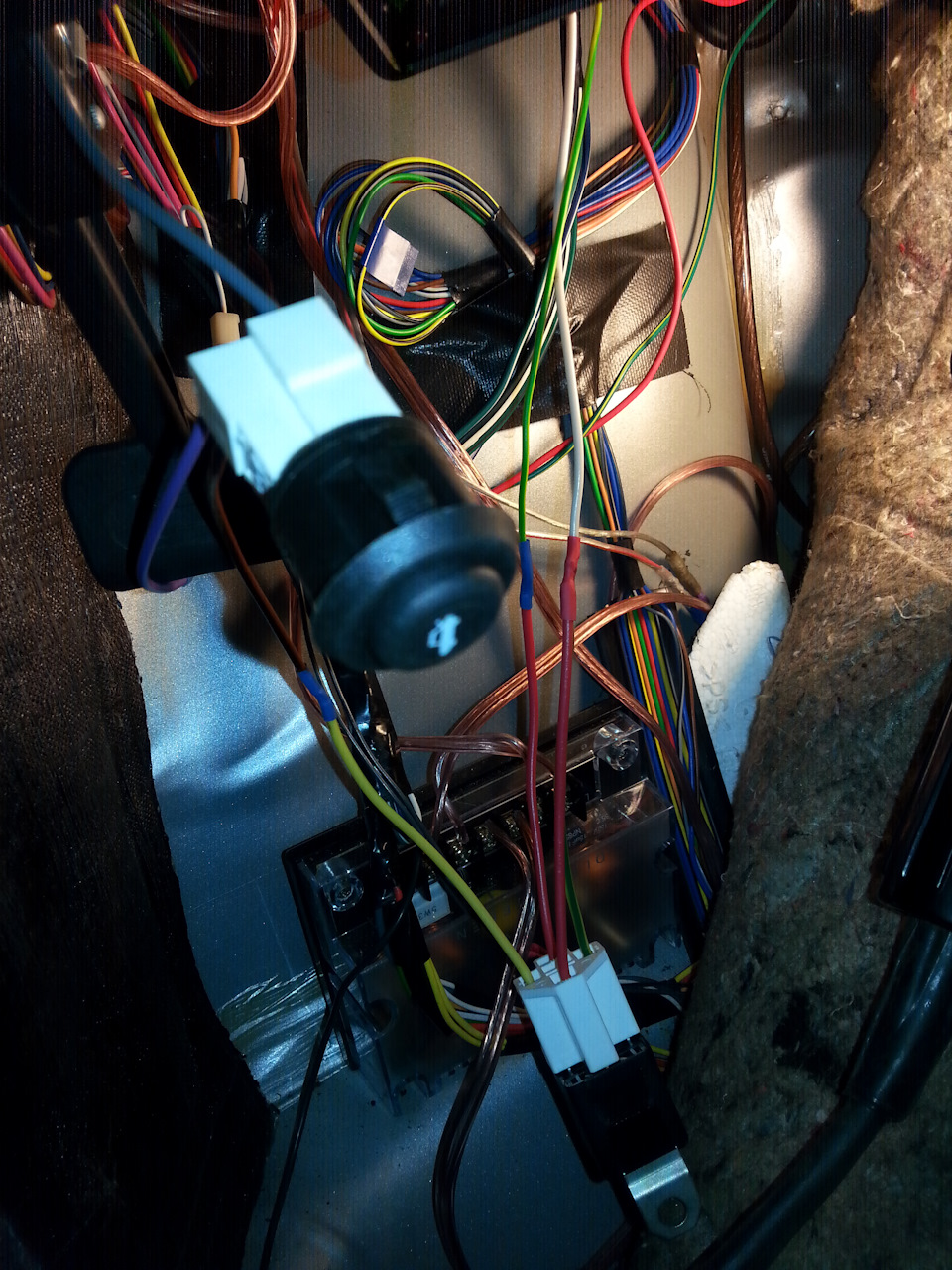 все соединение посадил с помощью паяльника и термоусадки. — Lada 2114