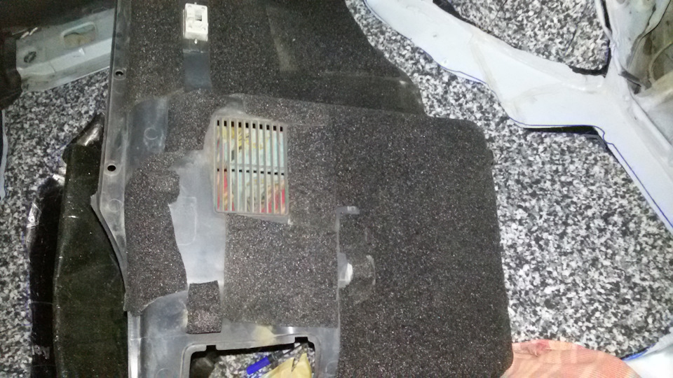 Панели кврманов проклеил битопластом — Mitsubishi Galant (6G)