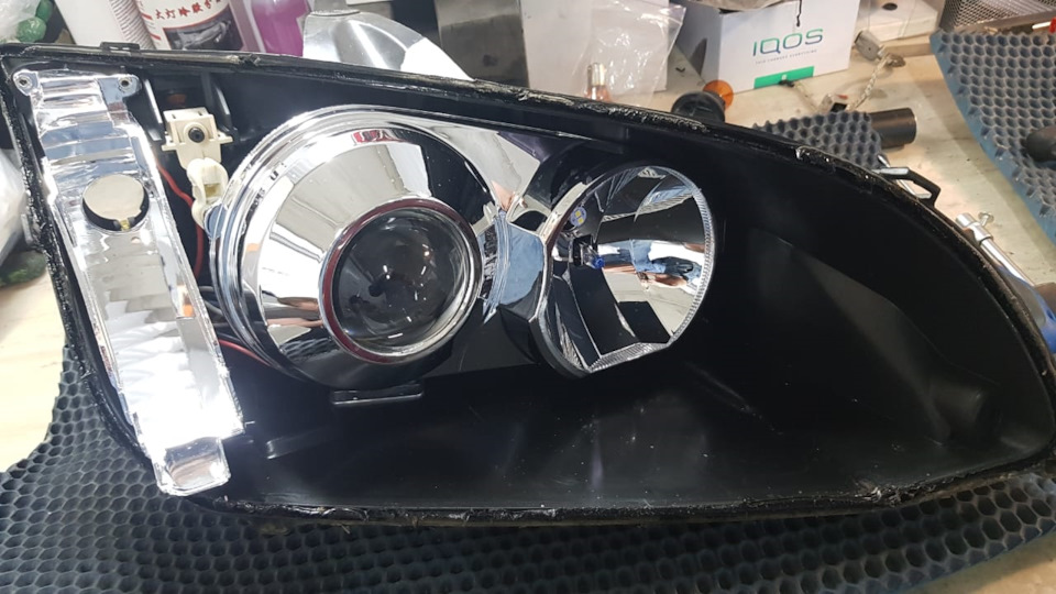 фара в процессе разбора, стоковая хром маска совмещенная с дальним — Ford Focus Sedan II