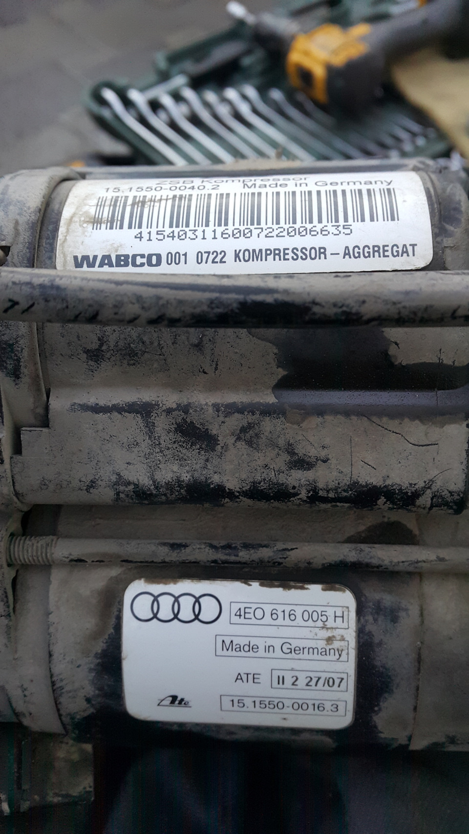 Номерки самого компрессора. — Audi A8 (D3). Запчасти на фото: 6646, 15500016