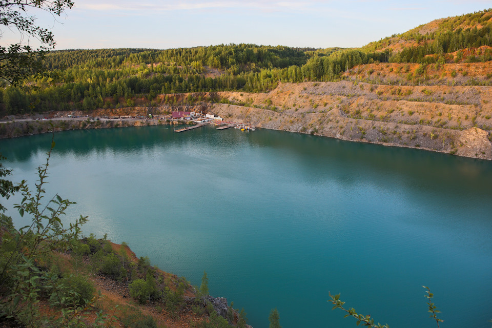 Место кстати довольно бойкое — база отдыха у воды привлекает много отдыхающих. — Volkswagen Touareg (1G)