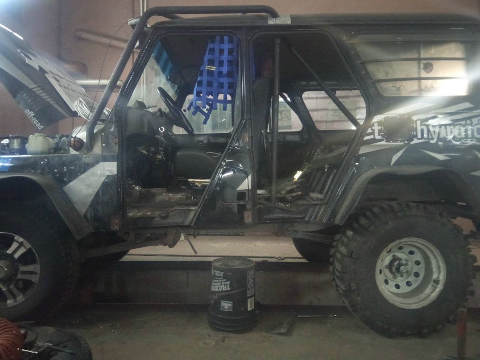 Обрезали старые чуть ниже петель. Можно было еще выше но решили под болт крепления переднего крыла — УАЗ 315195 Hunter