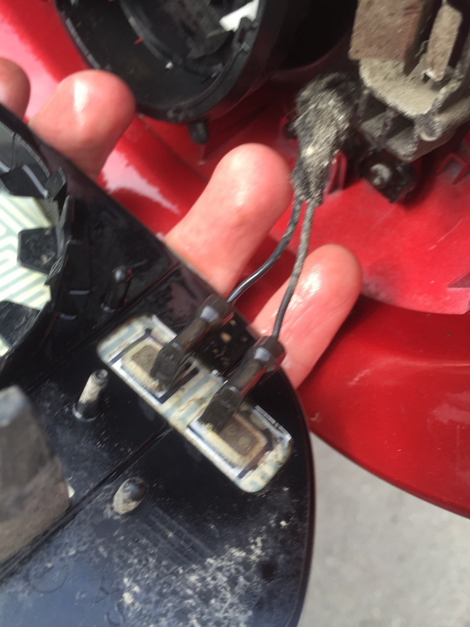 Предварительное поливание WDкой перед снятием контактов. — Audi A7 Sportback (1G)