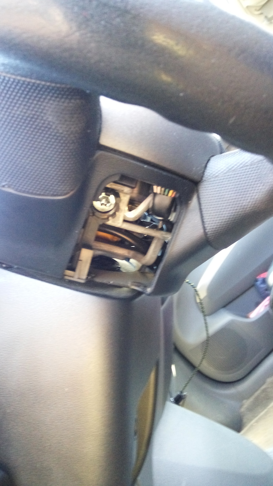 здесь была левая заглушка — Toyota Prius (20)