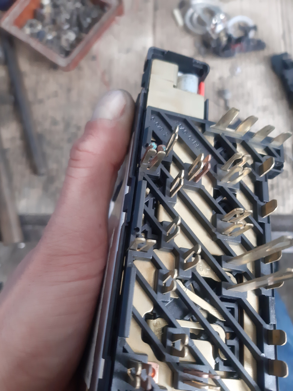 Вот такую зеленушку увидел на нескольких контактах! — Mercedes-Benz S-Class (W220)