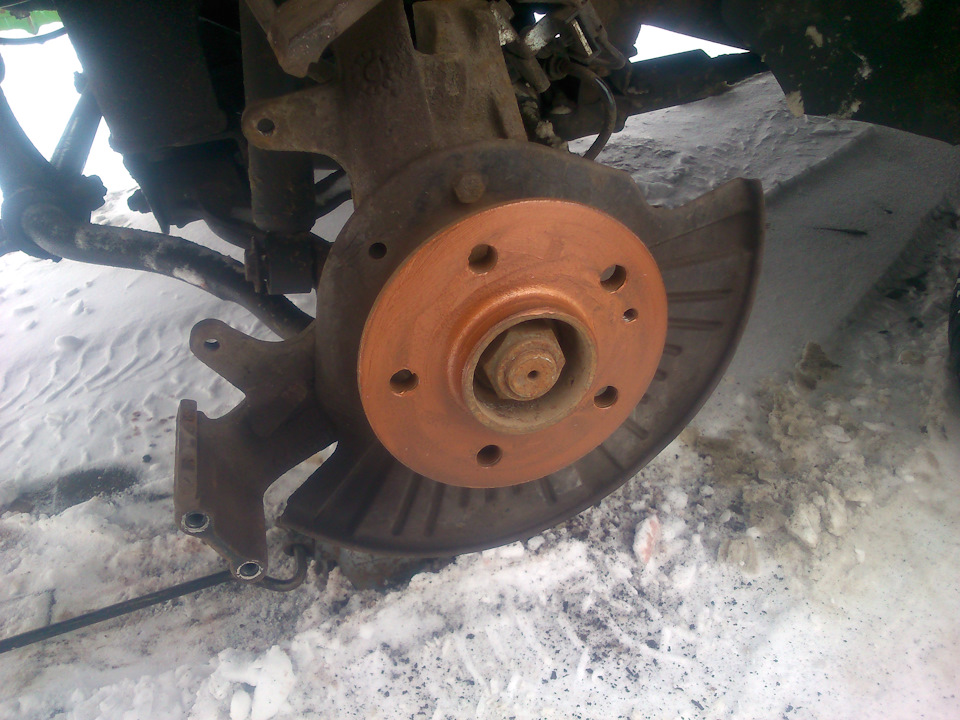 Чтобы не прикипело намазал медной смазкой (в инструкции на тормозные диски так и написано: смазать места контакта ступицы и диска. — Mercedes-Benz M-Class (W163)