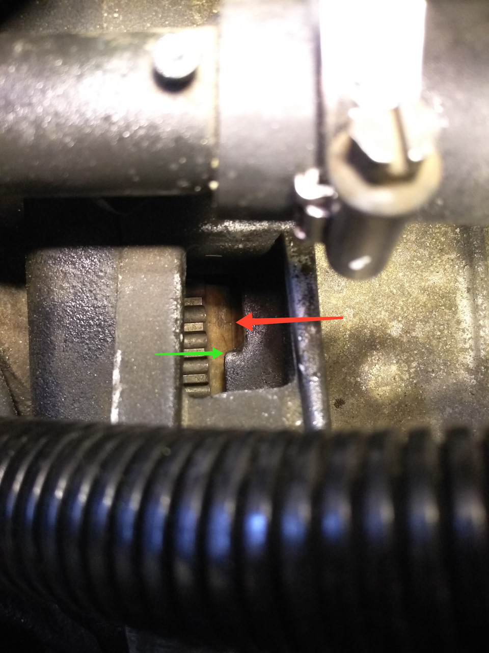 Вот метка — красная стрелка. Её нужно подвести к выступу(зелёная стрелка) так, что бы 0 делился по-полам, а риска была на одном уровне с этой выемкой — Audi A6 Avant (C4)
