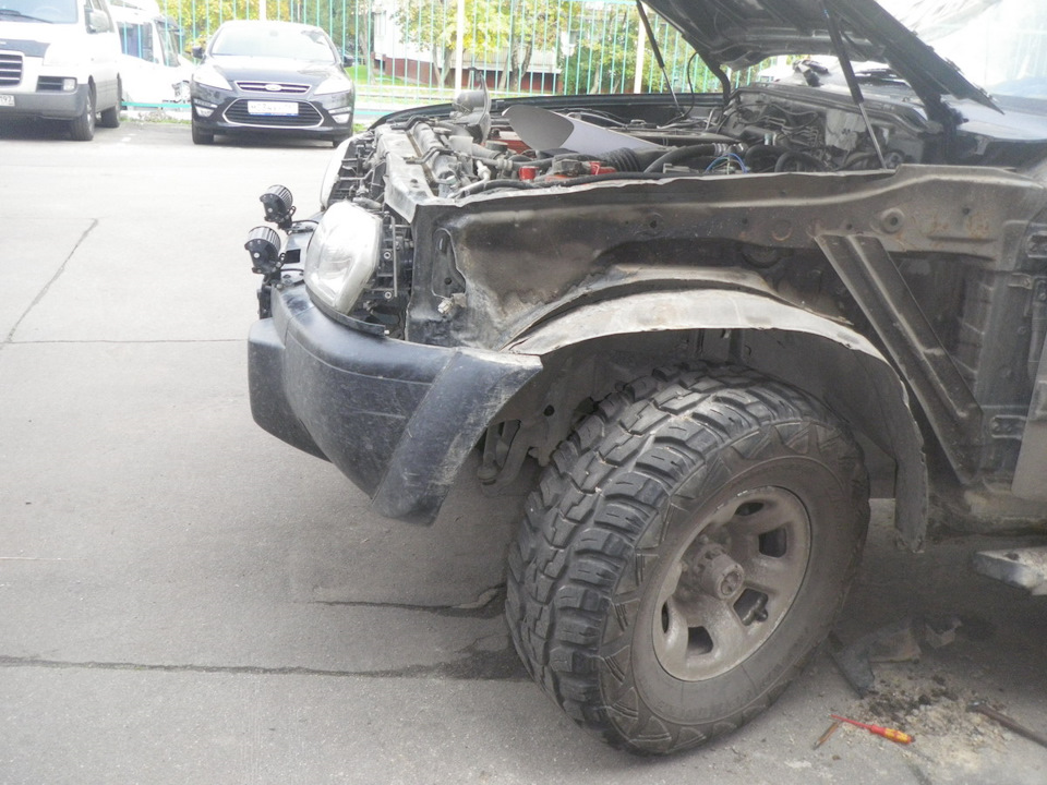Болты все были ржавые, но открутились. Кроме одного, под самым пузом — Nissan Patrol GR II (Y61)