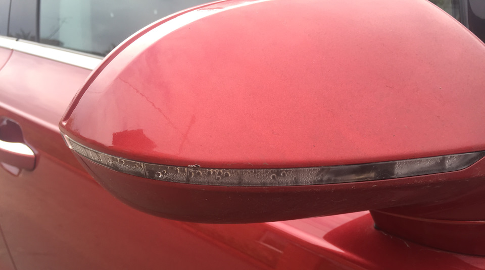 Старый разгерметизированный повторитель поворота со следом от удара камня наверное — Audi A7 Sportback (1G)