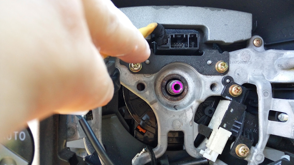 Откручена гайка на валу руля и отключены провода от шлейфа. — Toyota Prius (20)