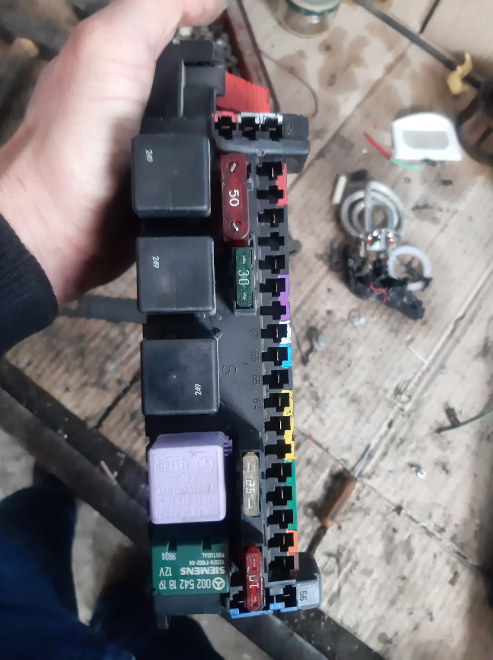 Вот он уже на операционном столе! Выжергиваем реле и предохранители, и по бокам отщёлкиваем защёлки мелкой отвёрточкой, не сфоткал но там всё понятно! Снимаем окуратно верхнюю крышку! — Mercedes-Benz S-Class (W220)