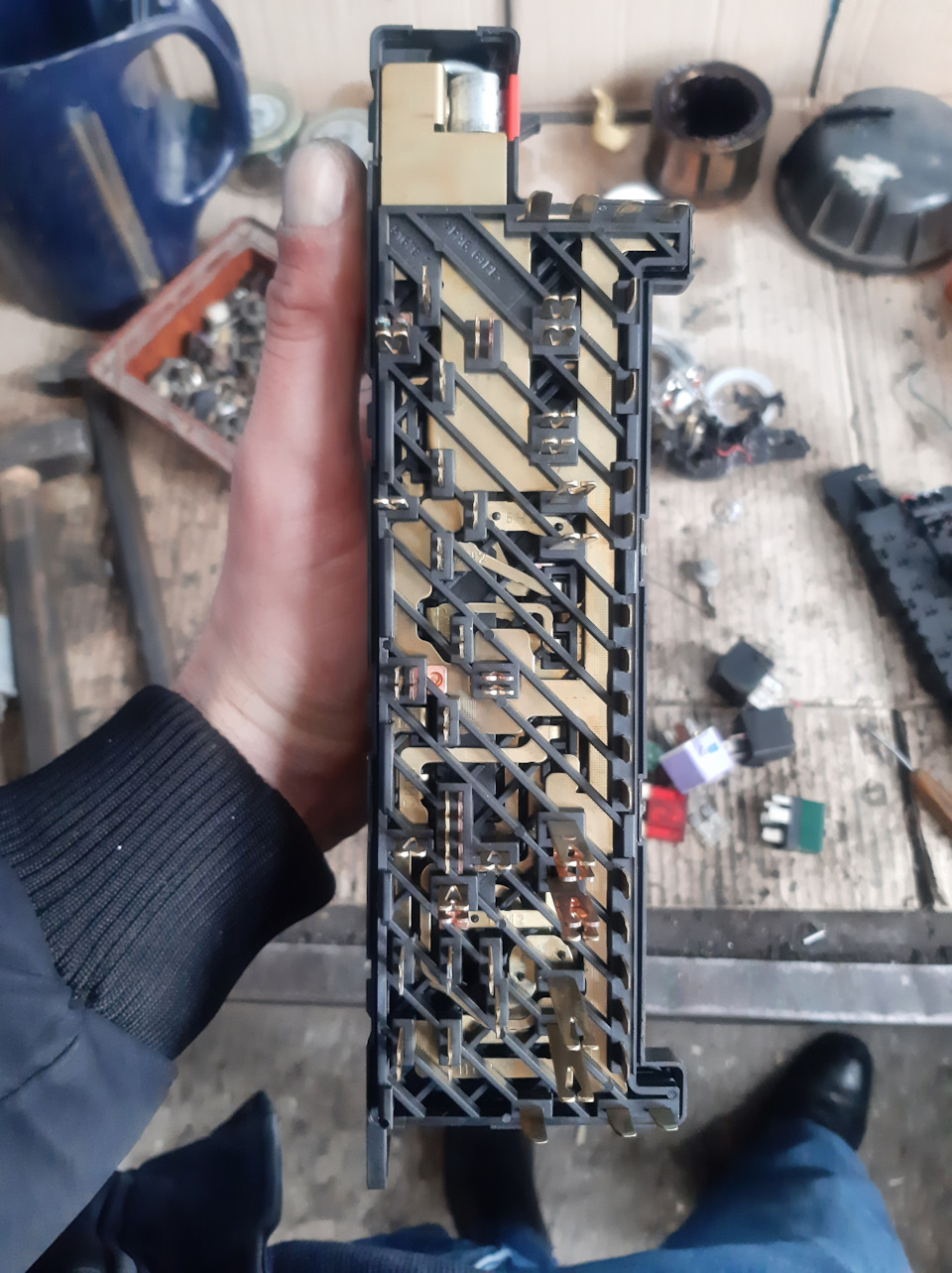 вот что мы видим под крышкой! Далее снимаем первый ярус, снимаем пластиковую сетку те дорожки которые с ней снялись окуратно снимаем и оставляем в ней и ставим в сторонку… — Mercedes-Benz S-Class (W220)