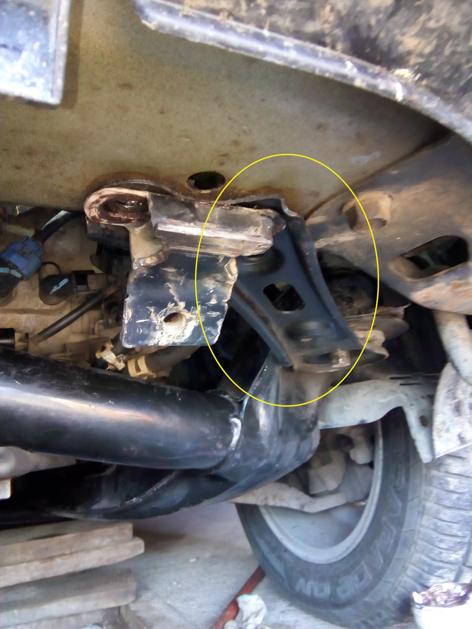 Вот эту перекладину. Открутил два болта, снял железяку, к которой прикручивается нижняя защита ДВС и эту пластину отодвинул в сторону. — Honda Ridgeline (1G)