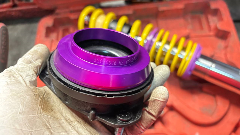 опорный подшипник и чашку я уже менял, поэтому пришлось разобрать родную стойку и поставить их на новую — Ford Focus RS (1G)