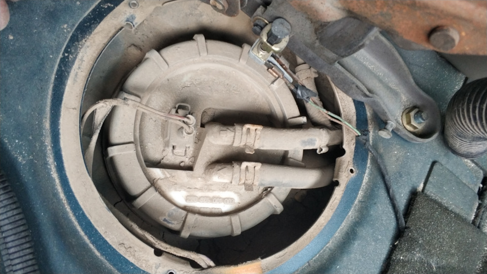 Пока салон разобран есть доступ к топливозаборнику — Volkswagen Multivan (T4)