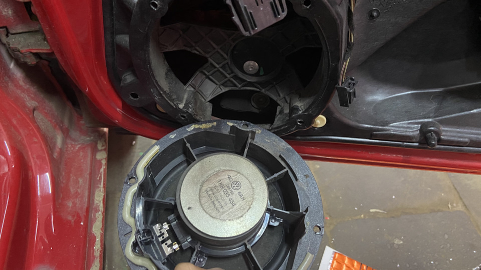 Вот виновник торжества 🤭я думал там герметик а там тупо дешевый уплотнитель — Volkswagen Golf GTI Mk6