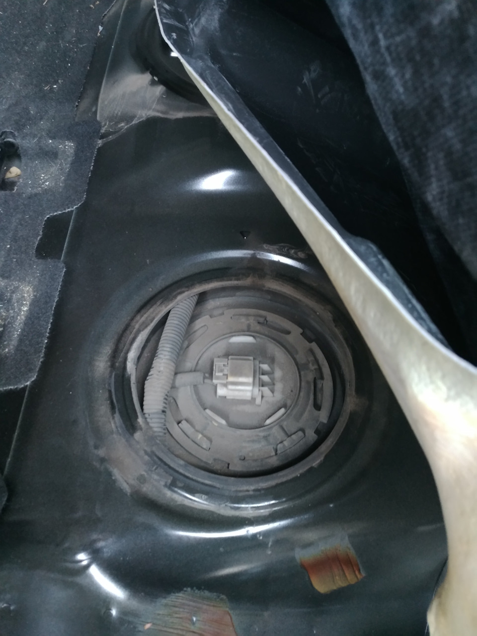 справа — Chevrolet Captiva (1G)