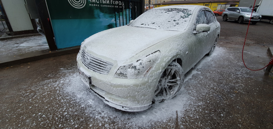 Машина всегда моется конкретно, но вода обычно не проливается. — Nissan Skyline (V36)