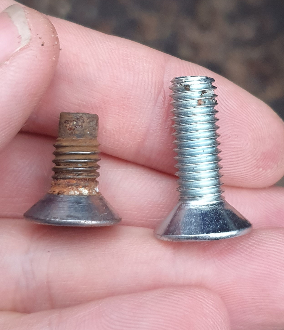 Слева болт торм.диска сток, справа — новый 20мм — Lada Vesta SW (1G)