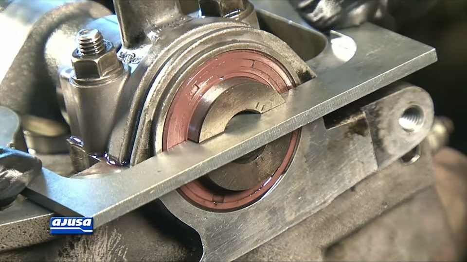 Фото из интернета, в прорезь вставлен фиксатор РВ — Audi A6 Avant (C4)