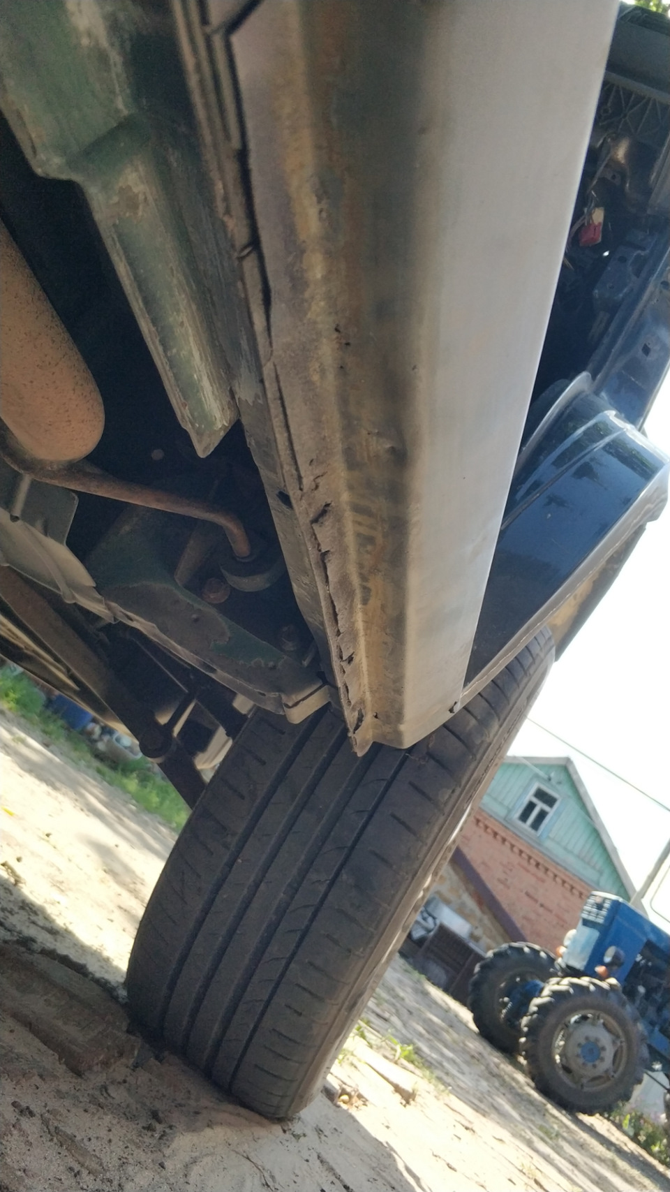 Мелкие дырочки по низу порога. — Volkswagen Multivan (T4)