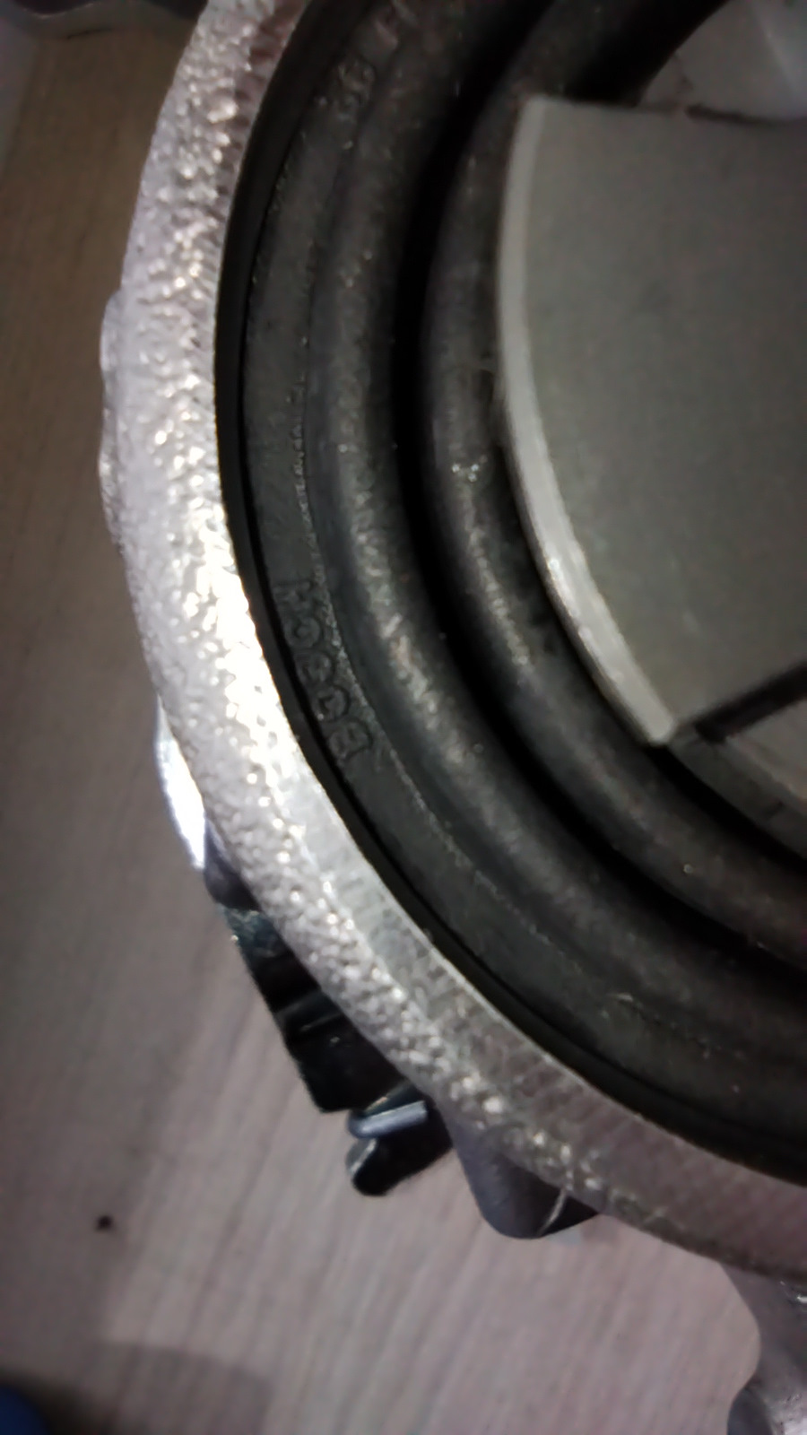 Цилиндр суппорта, на пыльнике видно название bosch — Toyota Auris (1G)