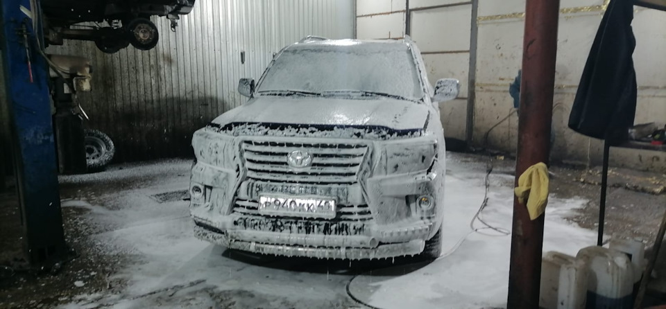 Искупали и выдали чистый авто — Toyota Land Cruiser 200