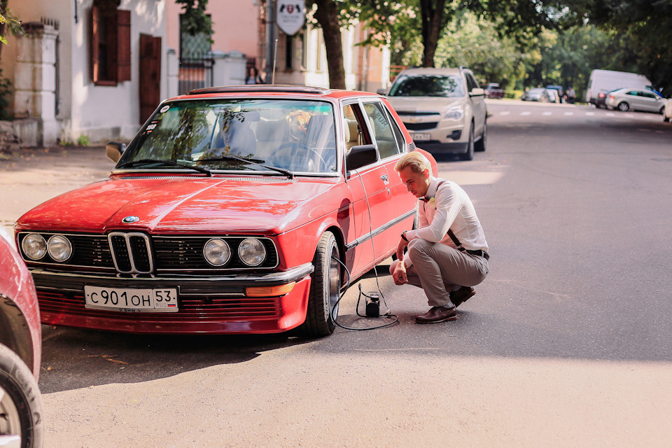 Надо в ЗАГС ехать, колесо спустило)))) — BMW 5 series (E12)