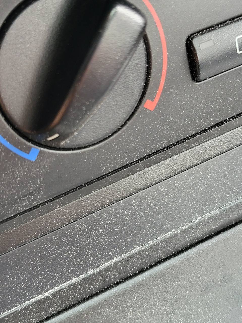 Можно увидеть мелкую францию песка, которая попала в салон через неплотно установленный чехол ручника — BMW 3 series Compact (E46/5)