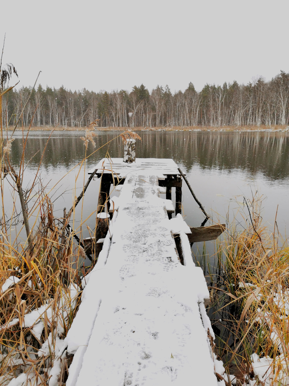 Озеро идеально круглой формы. Местные говорят, что метеоритного происхождения. — УАЗ Cargo