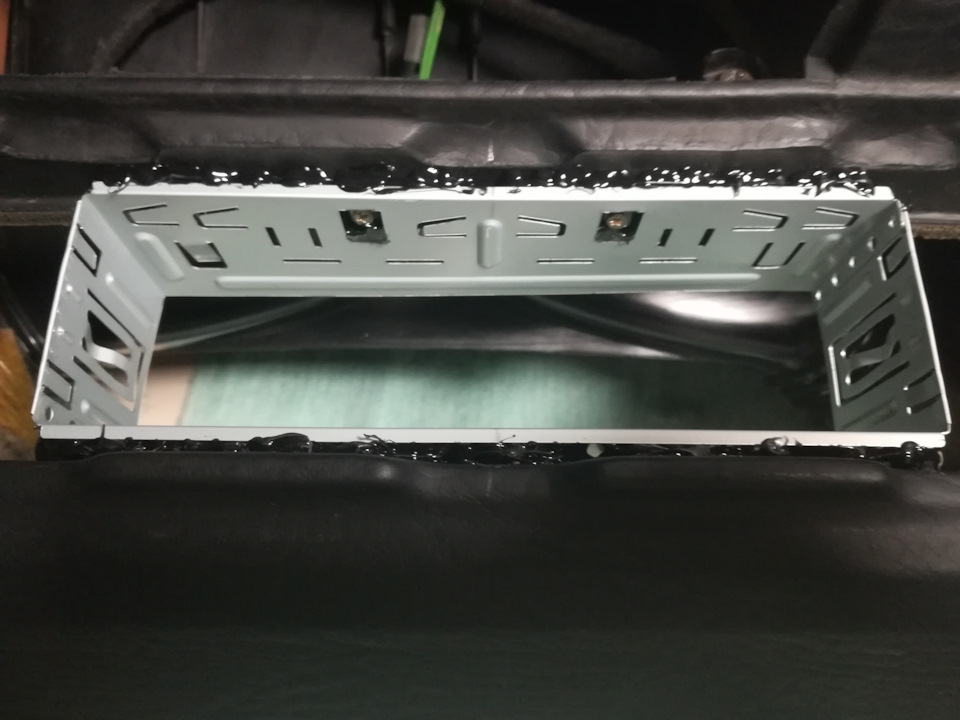 убрал воздуховод, прикрутил рамку на 4 самореза и залил термоклеем промежуток — Audi 100 Avant (C3)