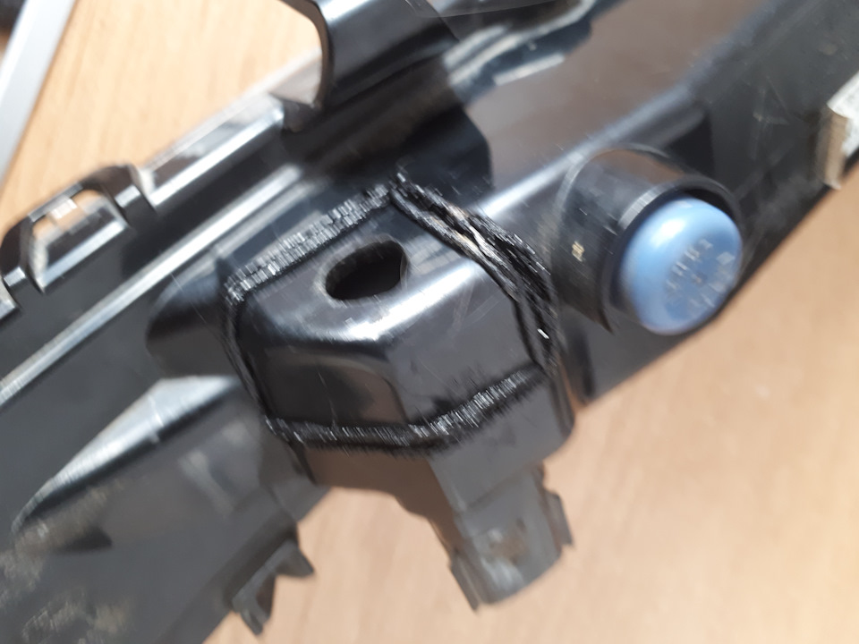 3. Прошлый хозяин, делал уже отверстие с заглушкой. Пробовал подгибать контакты, стабильной работы фонаря дхо не получилось. Решено было проводить операцию и резать. — Ford Mondeo IV