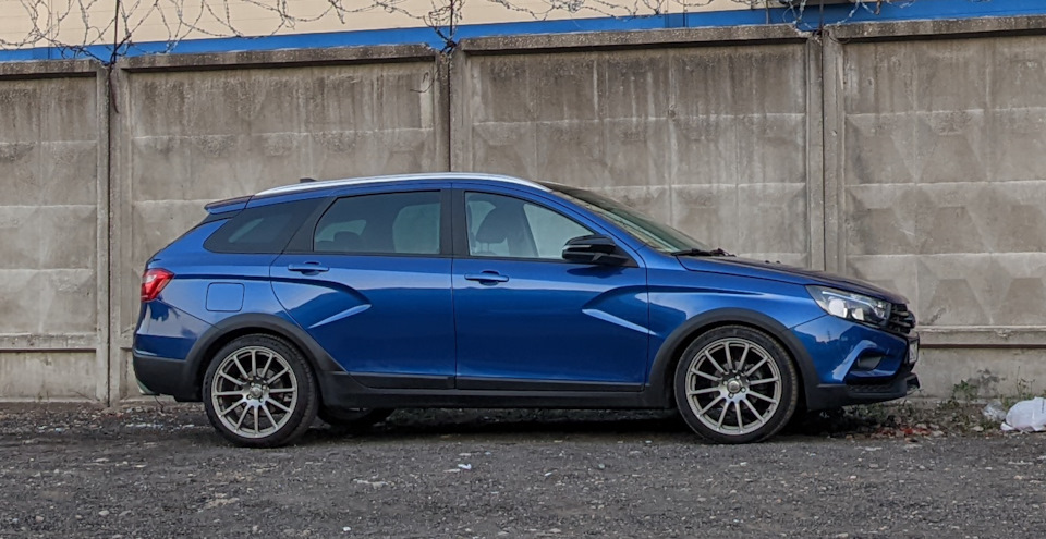 тут уже с проставкой сзади — Lada Vesta SW Cross (1G)