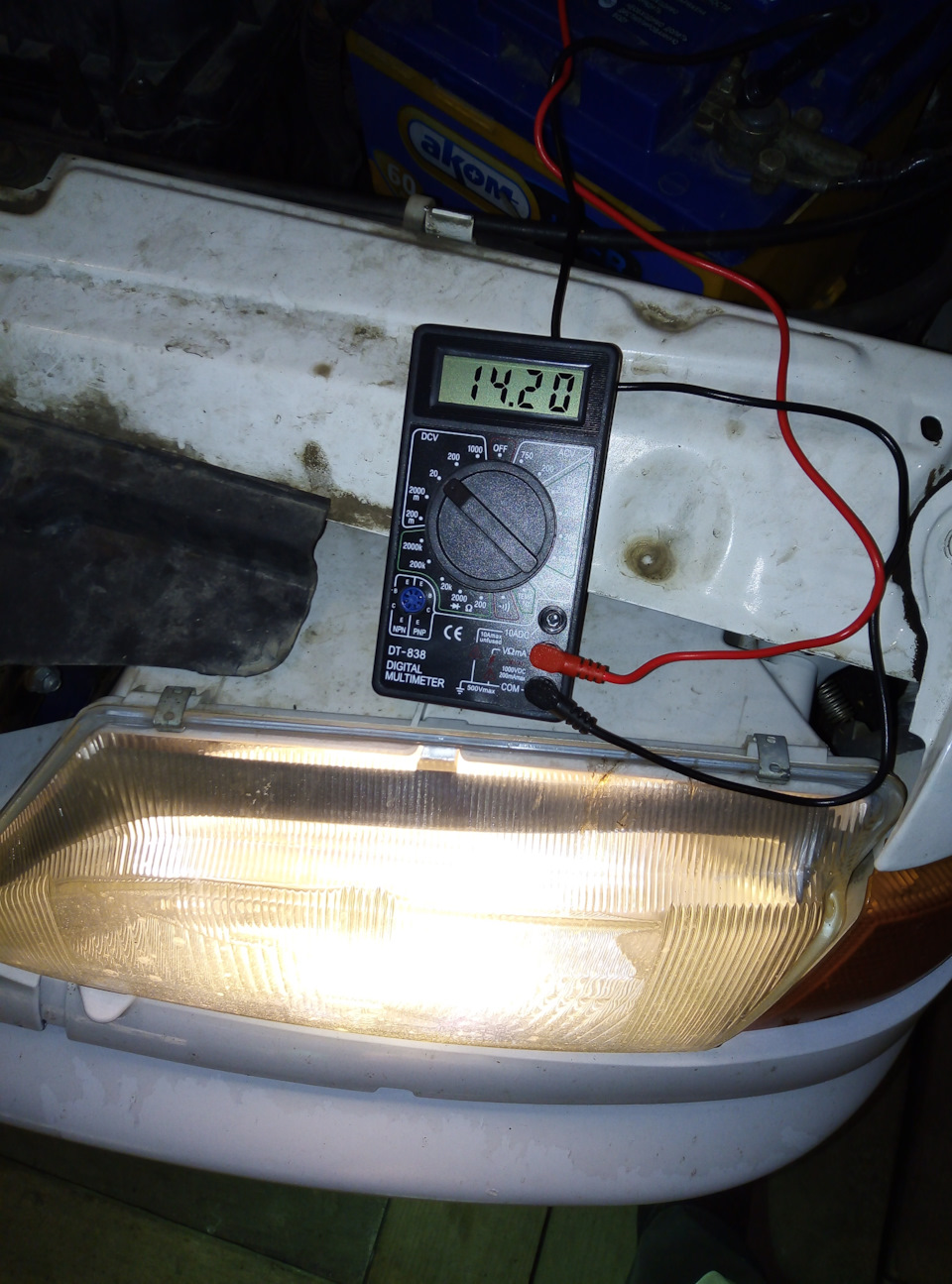 Печка третье положение, ближний, птф ксенон, музыка на всю +саб, просадов нет, двигатель работает ровно — Lada 2114