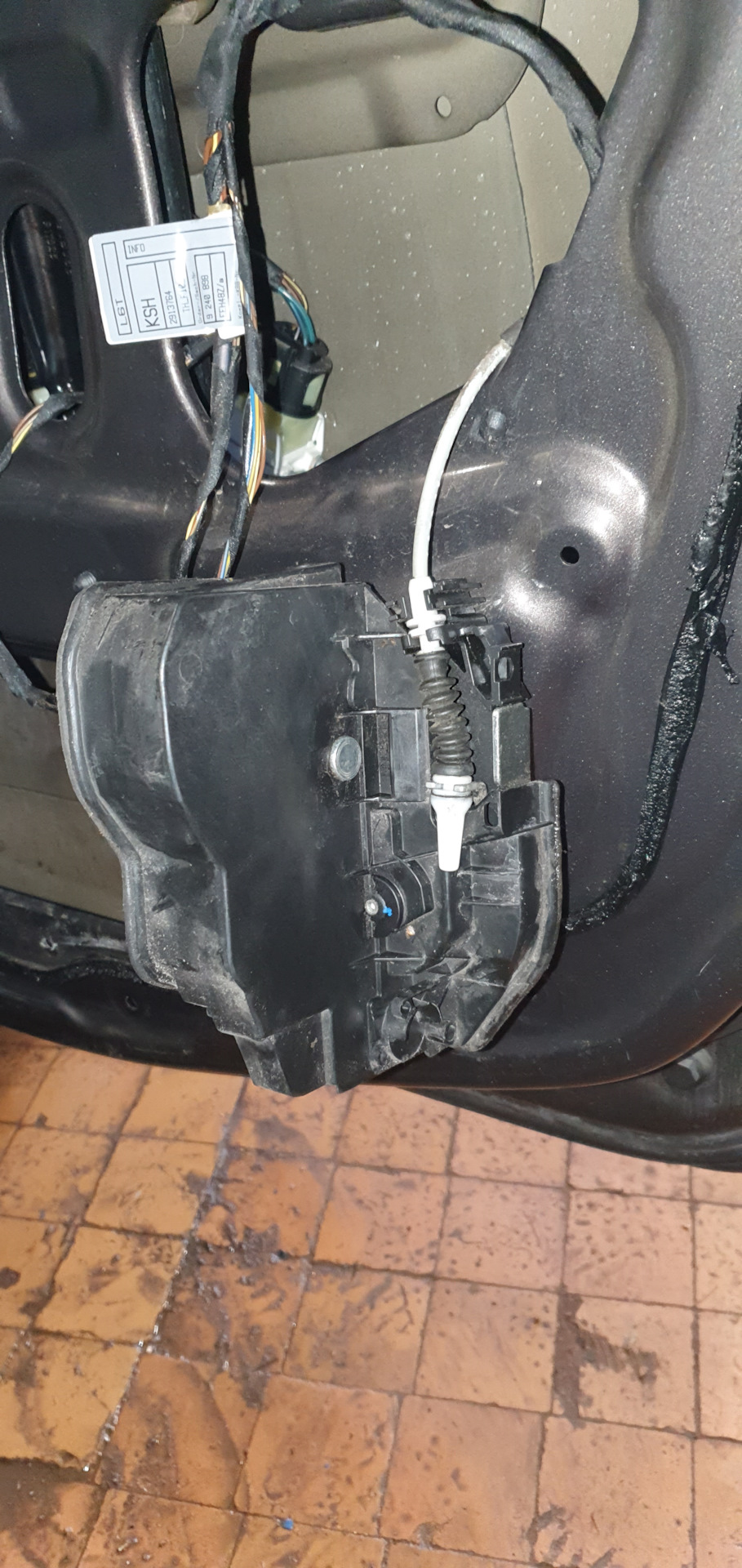 Замок задней двери, но сути не меняет — BMW 5 series (F10)