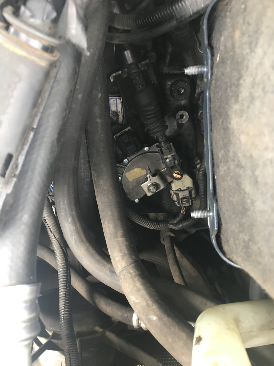Откручиваем ЭБУ двигателя, затем ключи торцевые 12,17 . Откручиваем трос, снимаем, и само реле переключения . — Opel Antara