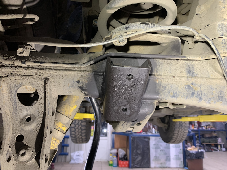 Кронштейн приварен на место — Toyota Land Cruiser 200