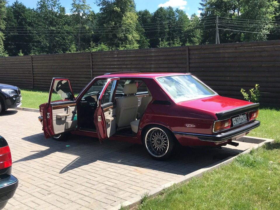 Разместились в уголочке — BMW 5 series (E12)