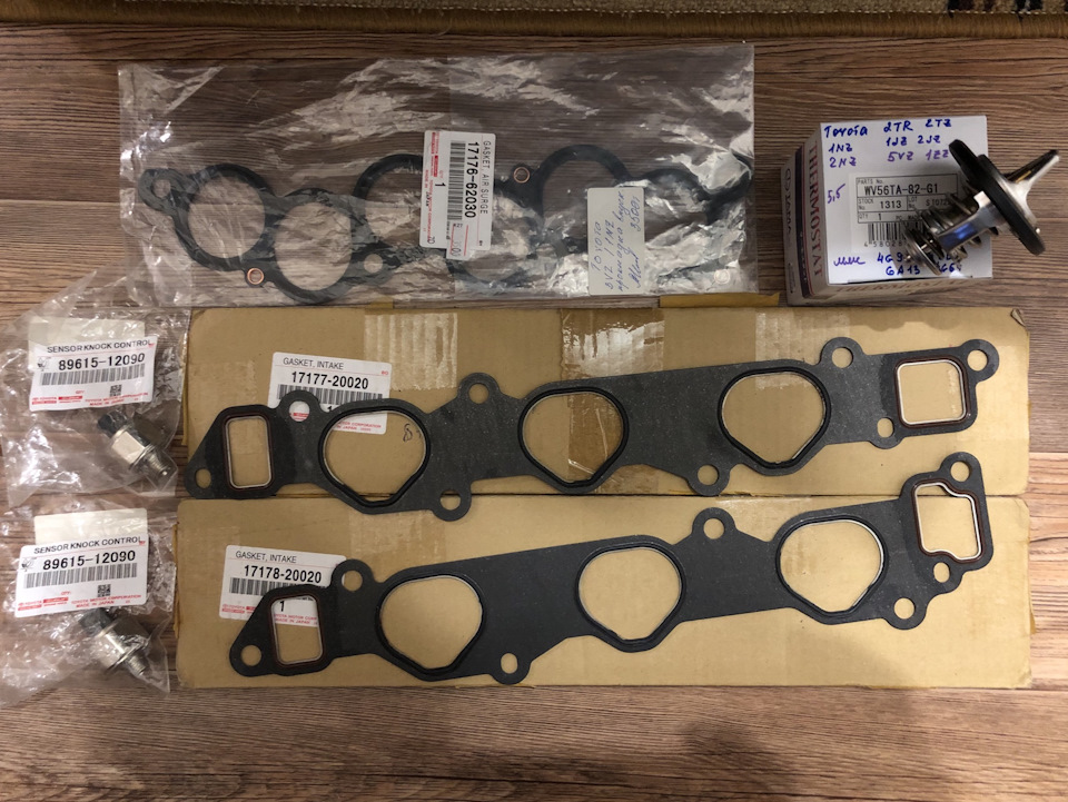 Прокладки под распределитель коллектора и сам коллектор, термостат Тama на 82 градуса, датчики детонации с Али — Lexus RX (1G). Запчасти на фото: 8961512090, 1717720020, 1717820020
