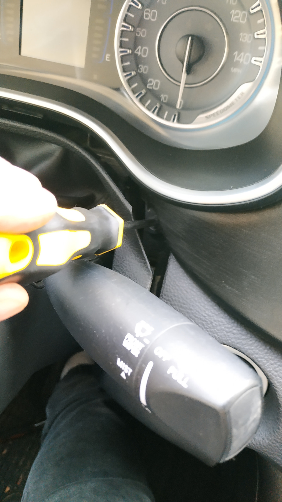 Затем под этой накладкой выкручиваем один болт… — Chrysler 200 (2G)