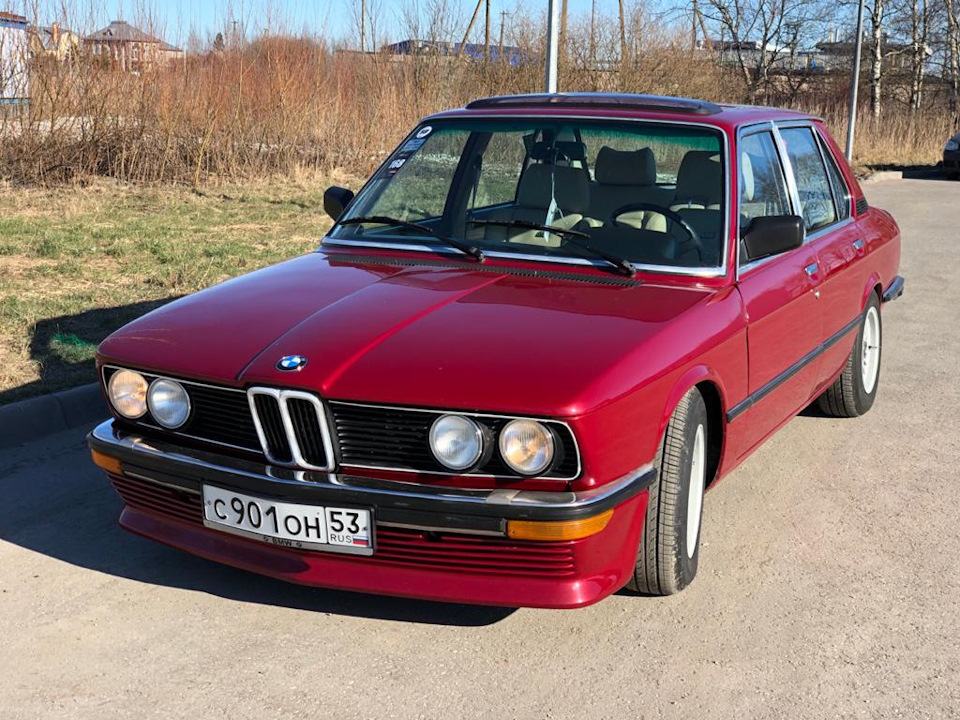 первая фотка на заправке — BMW 5 series (E12)