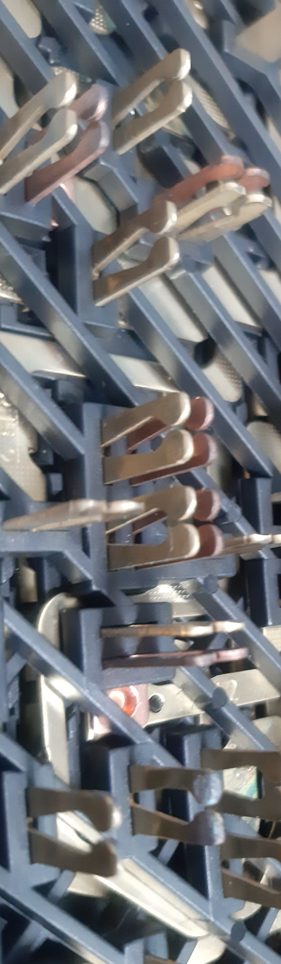 все контакты такого плана между ножками чистим наждачкой я чистил 800кой и плоскими сжимаем легонько чтоб лучше был контакт, на фото я думаю понятно что чистить и что поджать! — Mercedes-Benz S-Class (W220)