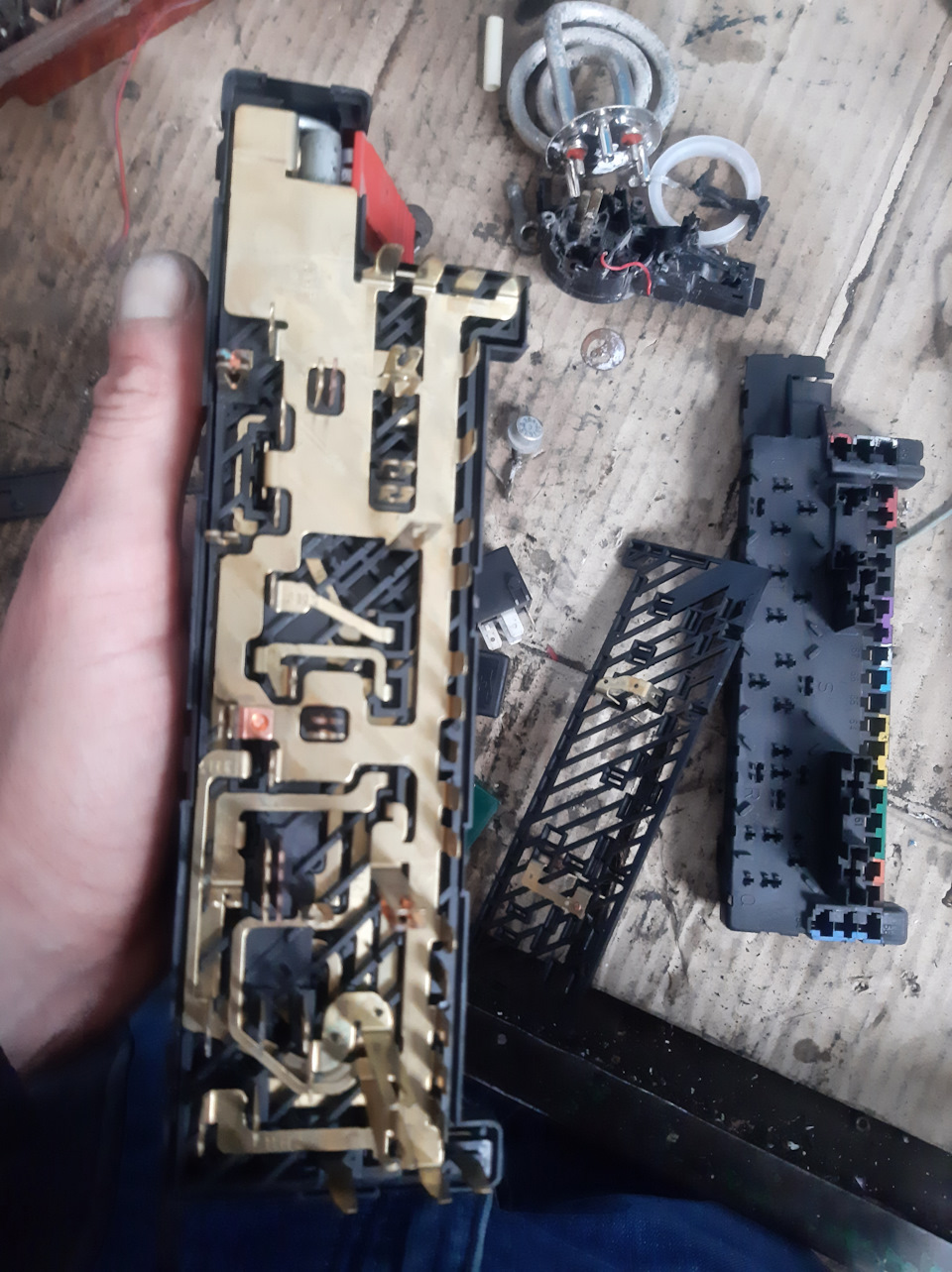 Далее снимаем самою большую дорожку не спутаете😆 и обращаем внимание как стояла защёлка плюсовой клемы лучше сфоткать! — Mercedes-Benz S-Class (W220)